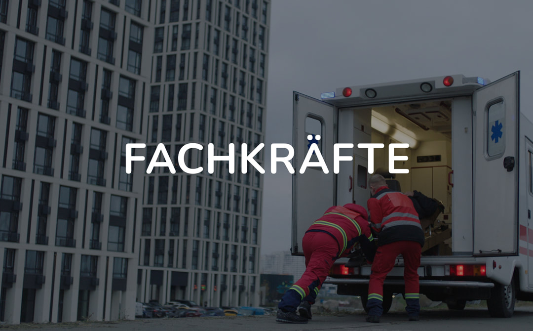 Fachkraefte: Bild von Rettungskraeften, die einen Patienten in die Ambulanz laden.